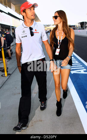 Le pilote britannique Jenson Button de McLaren Mercedes (L) et sa petite amie Jessica Michibata (R) Promenade à travers les stands à Suzuka Circuit dans Suzuka, Japon, 07 octobre 2010. La Formule 1 2010 Grand Prix du Japon a eu lieu le 10 octobre. Photo : Jens Buettner Banque D'Images