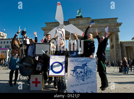 Les militants du climat 'pirates' présente une maquette à turbine éolienne au cours de la soi-disant "parti de l'interrupteur de l'électricité' à la porte de Brandebourg à Berlin, Allemagne, 10 octobre 2010. La campagne des militants pour la commutation de compagnies d'électricité en faveur des fournisseurs indépendants pour aider l'environnement au cours de la journée mondiale pour l'action climatique. Photo : Soeren Stache Banque D'Images