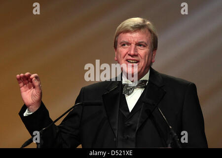 Premier Ministre de l'Hesse, Volker Bouffier, parle à la télévision de Hesse et Film Awards 2010 dans le vieil opéra de Francfort, Allemagne, 08 octobre 2010. Le prix d'argent de la remise des prix s'élève à 185 000 euros. Le prix pour le meilleur film de la littérature internationale la Foire du livre de Francfort est attribué aussi bien. Photo : Fredrik von Erichsen Banque D'Images