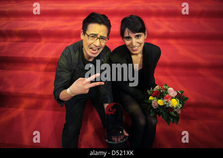 Afghan Burhan Qurbani allemand directeur (C) et l'allemand l'actrice iranienne Maryam Zaree posent avec leur award pour le "meilleur film" à la télévision de Hesse et Film Awards 2010 dans le vieil opéra de Francfort, Allemagne, 08 octobre 2010. Joerg Thadeusz présentateur vedette est à gauche. Le prix d'argent de la remise des prix s'élève à 185 000 euros. Le prix pour le meilleur literara international Banque D'Images