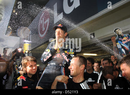 L'allemand Sebastian Vettel, pilote de Formule 1 (C) de l'équipe Red Bull célèbre avec son équipe après avoir remporté le Grand Prix du Japon sur le circuit de Suzuka, au Japon à Suzuka, le 10 octobre 2010. Vettel gagne devant son coéquipier australien Mark Webber, qui est arrivé en deuxième position et l'Espagnol Fernando Alonso, pilote de l'écurie Ferrari. Photo : Jens Buettner Banque D'Images