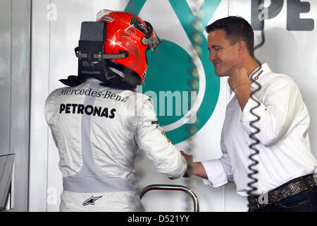 L'ancien pilote de Formule 1 Allemand de la télévision s'motorsports présentateur Ralf Schumacher(R) parle à son frère Michael Schumacher avant le commence du Grand Prix du Japon sur le circuit de Suzuka, au Japon à Suzuka, le 10 octobre 2010. Photo : Jens Buettner Banque D'Images