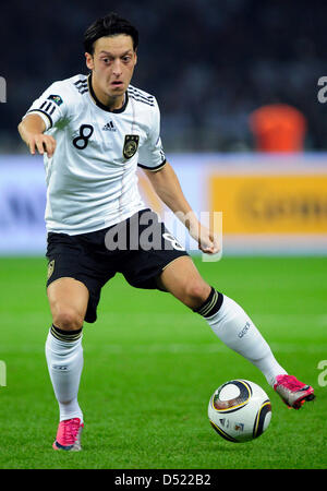 International allemand Mesut Oezil contrôle le ballon pendant le match de qualification Coupe d'Allemagne contre la Turquie au Stade Olympique de Berlin, Allemagne, 08 octobre 2010. L'Allemagne a gagné 3-0. Photo : Hannibal Hanschke Banque D'Images