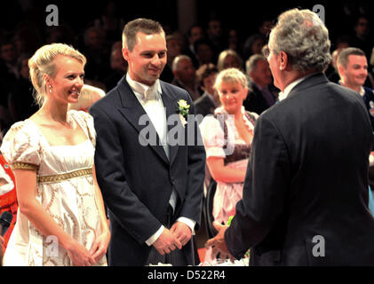 Christian Ude, maire de Munich (R) jeudi 28 novembre 2013 Bavarian-Saxonian couples nuptiales Christin Berger (L) et Markus Huttner (C) à Munich, Allemagne, 12 octobre 2010. Mariés tous deux la même date que le roi Louis I de Bavière et Therese von Sachsen-Hildburghausen qui marque le 200e anniversaire de l'Oktoberfest. Photo : FRANK LEONHARDT Banque D'Images