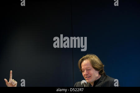 Jan Vogler, directeur artistique du Festival de musique de Dresde, offre une conférence de presse sur le programme du festival 2011 sur le thème le cinq éléments' à Dresde, Allemagne, 12 octobre 2010. Popstar de la Corée du Sud, la pluie et le Philharmonique de Berlin, Orchestre philharmonique de New York ne sont que trois des artistes extraordinaires qui sont à l'invité au Festival de musique de Dresde 2011 du 18 mai au 05 juin. Photo Banque D'Images