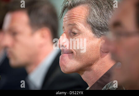 Nouvel entraîneur-chef de Stuttgart Jens Keller (C) se trouve sur le podium lors d'une conférence de presse à Stuttgart, Allemagne, 13 octobre 2010. Bundesliga allemande soccer club VfB Stuttgart a rejeté l'entraîneur-chef Christian Gross avec effet immédiat après 10 mois. Jens Keller, qui avait été assistant de Gross, va superviser l'équipe pour le match contre Schalke 04 le 16 octobre 2010. Photo : Banque D'Images