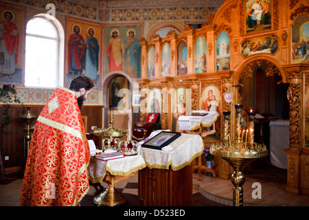 Prêtre orthodoxe au cours de la consécration en une église Banque D'Images