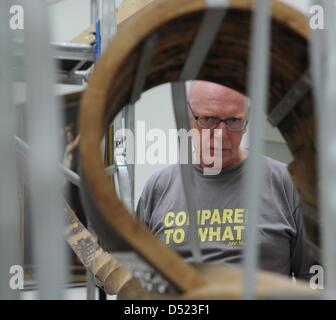 Artiste gallois Richard Deacon est en vedette devant sa sculpture 'Traversée de la Mer Rouge' out de chêne et d'acier inoxydable à partir de 2003 à la Staatsgalerie de Stuttgart, Allemagne, 14 octobre 2010. La Staatsgalerie a acquis la sculpture pour sa 20e siècle collection de sculpture. Photo : Marijan Murat Banque D'Images