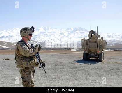 Une armée nous fournit la sécurité d'une zone d'atterrissage Maarch 4, 2013 à base d'éclairs, province de Paktia, en Afghanistan. Banque D'Images