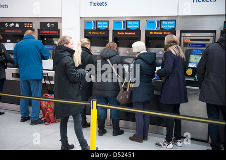 Les distributeurs de billets à Earl's Court Station de métro de Londres Banque D'Images