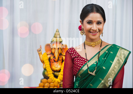 Portrait de femme Ganesh Chaturthi Maharashtrian célèbre festival Banque D'Images