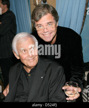 (Afp) un fichier photo datée du 09 octobre 2006 de Thomas Fuchsberger (R) sourire avec son père, la légende de l'écran allemand Joachim Fuchsberger 'Blacky' (L), à Munich, en Allemagne. Thomas Fuchsberger, fils de la légende de l'écran 'Joachim Fuchsberger Blacky', a été retrouvé mort dans une rivière de Kulmbach le 15 octobre 2010. L'hypothèse d'un accident de la police dire non point des conseils sur des facteurs externes." Photo : UR Banque D'Images