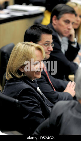 Le nouveau président du Conseil fédéral, la Rhénanie du Nord-Westphalie (NRW) Premier ministre Hannlore Kraft (L) au cours d'une réunion du Conseil fédéral à Berlin, Allemagne, 15 octobre 2010. Mme Kraft a été élu la première femme à la tête de la chambre haute du parlement, le Conseil fédéral et prend en charge le bureau le 01 novembre après que le Conseil fédéral a voté à l'unanimité en sa faveur Banque D'Images