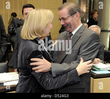 L'état fédéral du Brandebourg, Matthias Platzeck premier ministre (R) hugs Président entrant du Conseil fédéral, la Rhénanie du Nord-Westphalie (NRW) Premier ministre Hannlore Kraft (L) au cours d'une réunion du Conseil fédéral à Berlin, Allemagne, 15 octobre 2010. Mme Kraft a été élu la première femme à la tête de la chambre haute du parlement, le Conseil fédéral et prend en charge le bureau o Banque D'Images