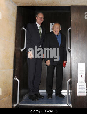 Médiateur Heiner Geissler (R) et Maire de Stuttgart, Wolfgang Schuster (L) arrivent pour le début de la médiation, de fortement contestée projet gare Stuttgart 21 rassemblement à Stuttgart, Allemagne, 15 octobre 2010. Des milliers de personnes manifestaient pour la fortement contestée 4.1 milliards d'euros projet 'Stuttgart 21' qui voit une transformation de la gare centrale de Stuttgart, à partir d'une au-dessus-gr Banque D'Images