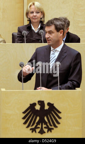 Le nouveau président du Conseil fédéral, la Rhénanie du Nord-Westphalie (NRW) Premier ministre Hannlore Kraft (retour) écoute le discours du ministre d'État de Bavière, Markus Soeder (avant) au cours d'une réunion du Conseil fédéral à Berlin, Allemagne, 15 octobre 2010. Mme Kraft a été élu la première femme à la tête de la chambre haute du parlement, le Conseil fédéral et prend plus de t Banque D'Images