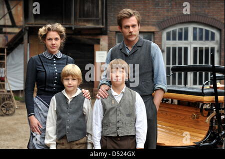 Ken Duken acteurs allemands que Carl Benz (R) et Felicitas Woll comme Bertha Benz (L) posent avec les enfants Jonas Krstic que Eugen Benz (2-R) et Eric Wuest comme Richard Benz (2-L) pendant le tournage de "La télévision allemande Carl & Bertha' dans Neuried-Ichenheim, Allemagne, 15 octobre 2010. Le film est sur l'invention de l'automobile et une grande histoire d'amour. Photo : ROLF HAID Banque D'Images