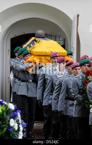 Transporter les soldats le cercueil de Bundeswehr (armée allemande) Le sergent Florian Pauli hors de l'église Saint Lamberti dans Apensen, Allemagne, 15 octobre 2010. Le 26-year-old German paratrooper a été tué par un engin explosif dans la province de Baghlan, le 8 octobre 2010. Photo : FABIAN BIMMER Banque D'Images