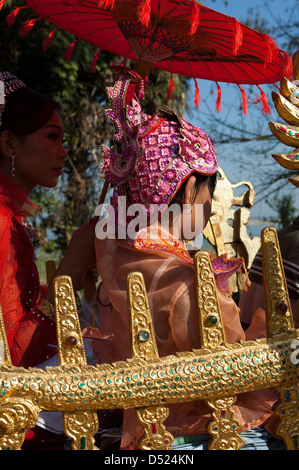 Une ouverture de la cérémonie pour marquer la première fois qu'un jeune enfant birman pour la première fois dans un monastère ou couvent. Banque D'Images