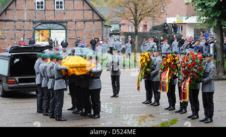 Transporter les soldats le cercueil de Bundeswehr (armée allemande) Le sergent Florian Pauli à un corbillard à l'extérieur de l'église Saint Lamberti dans Apensen, Allemagne, 15 octobre 2010. Le 26-year-old German paratrooper a été tué par un engin explosif dans la province de Baghlan, le 8 octobre 2010. Photo : FABIAN BIMMER Banque D'Images