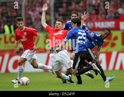 Hambourg, Ze Roberto (R) et Tomas Rincon (2-R) et de Mayence's Marco Caligiuri (L) et Adam Szalai (2-L) lutte pour le ballon au cours de Bundesliga FSV Mayence 05 match contre Hambourg SV dans le stade Bruchweg à Mainz, Allemagne, 16 octobre 2010. André Schuerrle de Mayence les ist à gauche. Hambourg 1-0 terminé Mainz's série de sept victoires consécutives. Photo : Thomas Frey (ATTENTION : E Banque D'Images