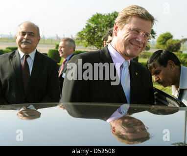 Bundesaußenminister Guido Westerwelle (FDP) steigt am Sonntag (17.10.2010) auf dem Flughafen à Delhi en Indien à ein ein Auto. Der Ministre ist bis zum 19.10.2010 en Indien. Auf dem Programm steht ein Treffen u.a. mit Indiens Le Premier ministre Manmohan Singh. Foto : Soeren Stache dpa Banque D'Images