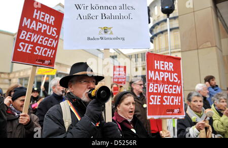 Les opposants du projet ferroviaire Stuttgart 21 avec des affiches de protestation contre la politique du Premier Ministre de l'Baden-Wuertemmberg devant le parlement à Stuttgart, Allemagne, 18 octobre 2010. Environ 100 manifestants ont demandé un arrêt immédiat de la construction et un référendum pour le projet ferroviaire qui voit une transformation de la gare principale de Stuttgart dans un souterrain stat Banque D'Images