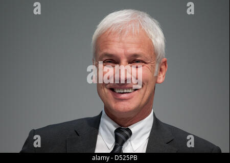 Membre du conseil exécutif SE Porsche Matthias Mueller participe à l'équilibre de l'entreprise conférence de presse à Stuttgart, Allemagne, 19 octobre 2010. Le constructeur automobile allemand offre un point de vue sur la fusion avec Volkswagen (VW) et Porsche's futures stratégies. Photo : BERND WEISSBROD Banque D'Images