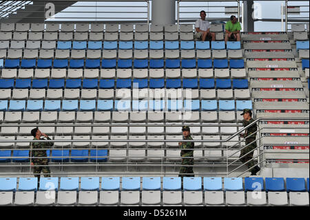 Soldats vêtus de treillis de l'armée contre un stand au Circuit International en Corée Yeongam, Corée du Sud, 20 octobre 2010. L'avant-dernière course de Formule 1 deux 2010, le Grand Prix de Corée du Sud, aura lieu sur le circuit qui a été fini last minute le 24 octobre 2010. Photo : David Ebener Banque D'Images