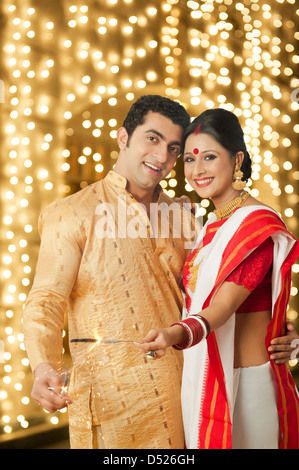 Couples célébrant Diwali Banque D'Images