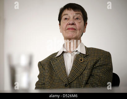 (Fichier)- un fichier photo datée du 28 février 2008 montre Loki Schmidt assis dans le jardin botanique de Hambourg, Allemagne. Loki Schmidt, épouse de l'ancien chancelier allemand Helmut Schmidt, est décédé dans la nuit du 20 octobre 2010 à l'âge de 91 ans. Photo : en mode SP (Single Pulse Jens Banque D'Images