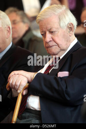 (Dossier) - une photo datée du 13 novembre 2008 montre l'ancien chancelier Helmut Schmidt, qui a placé ses mains sur sa canne, à Hambourg, Allemagne. L'épouse de Schmidt, Hannelore 'Loki' Schmidt est mort dans la nuit du 20 octobre 2010 à l'âge de 91 ans. Photo : Ulrich Perrey Banque D'Images