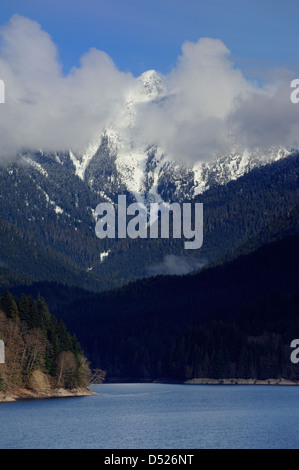 Le bassin versant du lac Capilano réservoir avec les lions des montagnes sous les nuages en arrière-plan, Vancouver British Columbia Canada. Banque D'Images