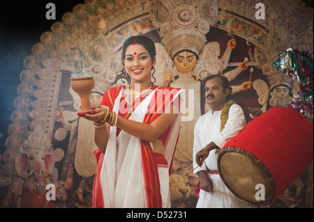 Femme Dhunachi bengali de la scène de danse et un jeu Dhaki Dhak à Durga Puja Banque D'Images