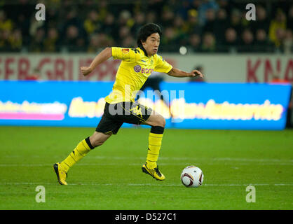 Le Dortmund Shinji Kagawa lance la balle lors d'un match de Ligue Europa du Borussia Dortmund contre Paris St.Germain au Signal Iduna Park de Dortmund, Allemagne, 21 octobre 2010. Photo : Bernd Thissen Banque D'Images