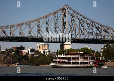Tourist pédalo sur la rivière Brisbane en passant sous l'histoire de l'Australie Queensland Brisbane Banque D'Images
