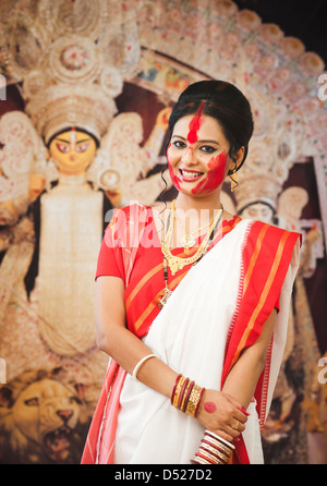 Femme célébrer Durga Puja Bengali Banque D'Images