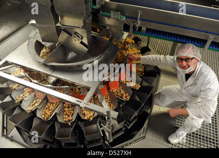 Le directeur d'usine d'aliments surgelés fabricant FRoSTA AG, Frank Hoogestraat, présente les balances d'emballage automatique pour le bami goreng lave à Bremerhaven, Allemagne, 22 mars 2013. FRoSTA AG a présenté ses résultats annuels de 2012 peu de temps après. Photo : INGO WAGNER Banque D'Images