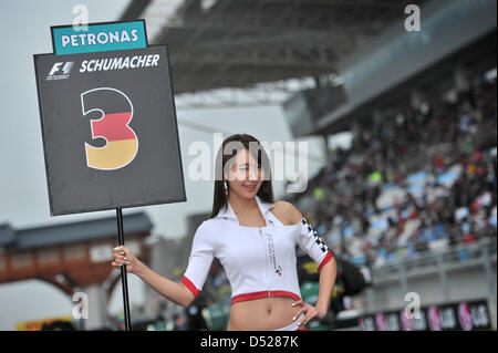 La fille de grille de pilote allemand Michael Schumacher de Mercedes GP contient jusqu'Schumacher's location numéro 3 pendant le Grand Prix de Corée sur le Circuit International en Corée Yeongam, Corée du Sud, 24 octobre 2010. Ferrari de Fernando Alonso a remporté la première course de Formule 1 en Corée du Sud. Photo : David Ebener Banque D'Images