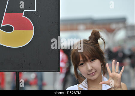 La fille de grille de l'Allemand de Sebastian Vettel (Red Bull contient jusqu'Vettel'S Numéro de voiture (5) au cours de la Korean Grand Prix sur le Circuit International en Corée Yeongam, Corée du Sud, 24 octobre 2010. Ferrari de Fernando Alonso a remporté la première course de Formule 1 en Corée du Sud. Photo : David Ebener Banque D'Images