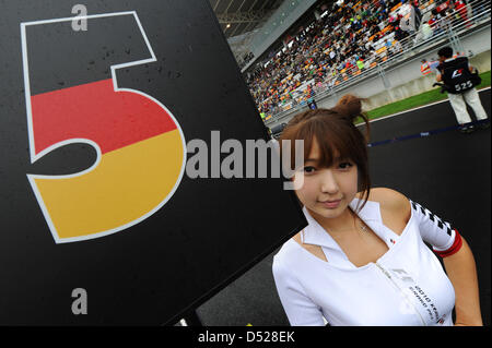 La fille de grille de l'Allemand de Sebastian Vettel (Red Bull contient jusqu'Vettel'S Numéro de voiture (5) au cours de la Korean Grand Prix sur le Circuit International en Corée Yeongam, Corée du Sud, 24 octobre 2010. Ferrari de Fernando Alonso a remporté la première course de Formule 1 en Corée du Sud. Photo : David Ebener Banque D'Images