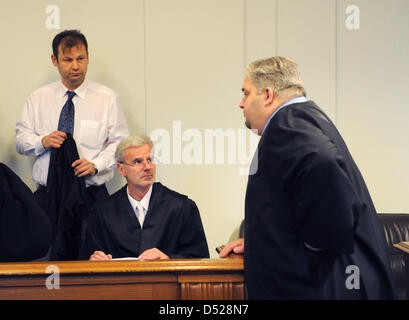 Les procureurs de l'accusé quatre membres du club de moto "Bandidos", (L-R) Christian Bangert, Henry Alternberg et Mario Taebel parler comme le procès commence à Kiel, Allemagne, 26 octobre 2010. Quatre "Bandidos" les membres sont accusés de voies de fait graves et le vol qualifié. Ministère public affirme qu'ils agressé trois membres de 'Red Devils', considérés comme des partisans du 'Hells Angels de motocy Banque D'Images