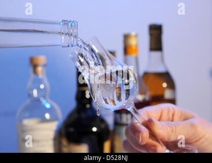 (Afp) un fichier photo en date du 09 juin 2009 d'une eau-de-vie de fruits et verser dans un verre à Stuttgart, Allemagne. Un "Handelsblatt" rapport du 26 octobre 2010 cite une lettre de l'économie allemands de l'environnement parlementaire FDP Friedhoff. Friedhoff suggère d'augmenter la taxe sur l'alcool à 20  % de la prix de vente net de liqours contenant plus de 20 pour cent d'alcool. Photo : Ber Banque D'Images