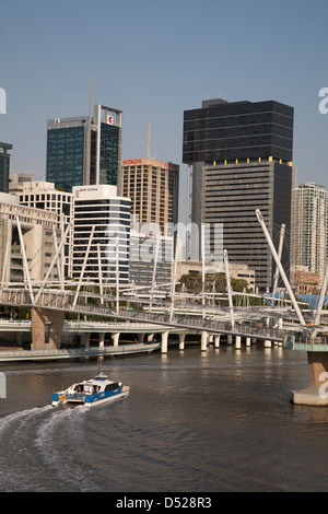 La rivière Brisbane City Cat ferry qui passe sous le pont aval Kurilpa point Brisbane Queensland Australie Banque D'Images