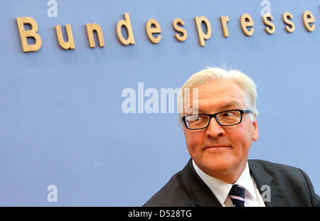 Le président des sociaux-démocrates (SPD) faction Bundestag, Frank-Walter Steinmeier, offre une conférence de presse sur l'opposition d'une année de la coalition au pouvoir en Allemagne à Berlin, Allemagne, 26 octobre 2010. Photo : WOLFGANG KUMM Banque D'Images