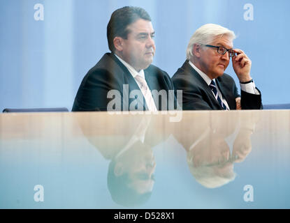 Le président du groupe parlementaire social-démocrate, Frank-Walter Steinmeier (R) et le président du parti social-démocrate, Sigmar Gabriel, assister à une conférence de presse à la conférence de presse fédérale building à Berlin, Allemagne, 26 octobre 2010. Les hommes politiques ont exprimé leur avis sur l'année de la coalition noir et jaune. Photo : Robert Schlesinger Banque D'Images