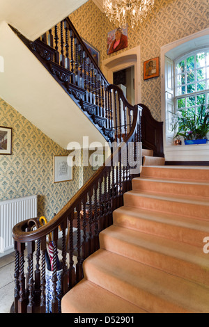 Un escalier d'époque dans un couloir et la moitié de l'atterrissage. Banque D'Images