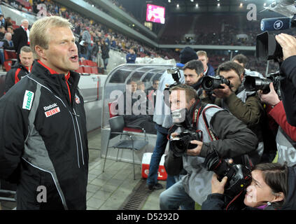 Cologne, l'entraîneur-chef Frank Schaefer (L) est entouré par les photographes avant le début de DFB matchg vs FC Cologne Munich 1860 dans le RhineEnergyStadium à Cologne, Allemagne, 26 octobre 2010. Photo : Federico Gambarini Banque D'Images