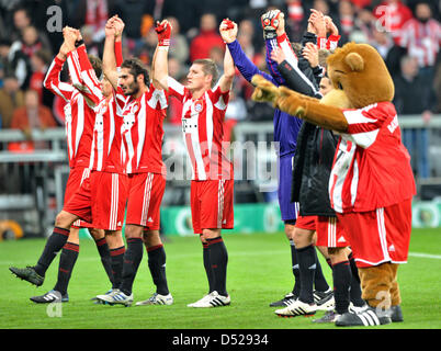 L'équipe de Munich cheers après la DFB Cup match FC Bayern Munich vs Werder Brême dans l'Allianz Arena de Munich, Allemagne, 26 octobre 2010. Munich a gagné 2-1. Photo : Peter Kneffel Banque D'Images