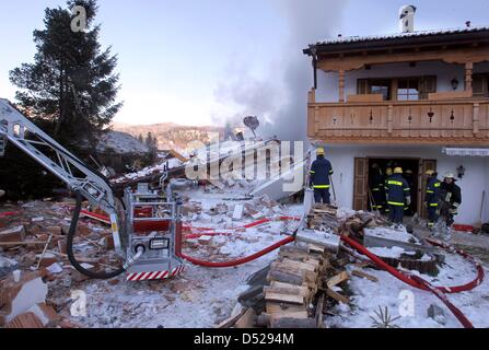 Les pompiers se tenir en face d'un autre semi-detached house à Kruen, Allemagne, 27 octobre 2010. L'autre moitié de la maison a été détruite par une explosion. Un homme gravement blessé a été sauvé de la ruine. Raisons de l'explosion ne sont pas encore claires. Photo : Karl-Josef-Hildebrand Banque D'Images